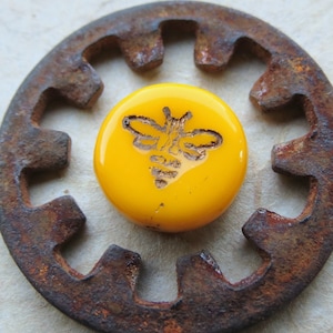 BRONZED MARIGOLD BEEZ . 8 Czech Metallic Glass Coin Beads . 12 mm . Supplies for Jewelry Making