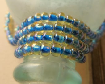 Über 190 tschechische Glasperlen: Blau gefütterte, bernsteinfarbene Regenbogenperlen, 4 mm