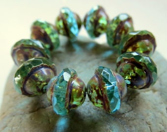 BRIGHT AQUA SATURNS . 10 Tschechische Facettierte Picasso Glasschliffperlen. 8 mm auf 10 mm . Lieferungen für die Schmuckherstellung