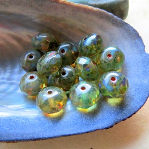 Cuentas redondas de cristal checo Picasso verde: facetadas y pulidas al fuego, 9 x 6 mm