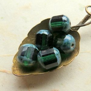Barriles verde esmeralda. 8 cuentas de vidrio octagonales facetadas Picasso checas. 10 mm. Materiales para joyería.