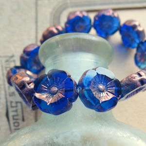 Böhmische Glasblumen-Perlen: bronzierter Kobalt Table Cut (6,12mm)