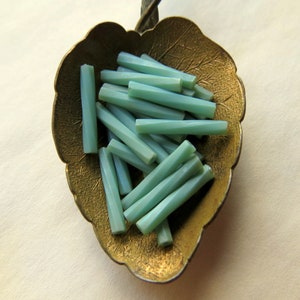 100 Miyuki Twisted Seafoam Luster Bugle-pärlor. 2,7 x 12 mm. Smyckestillverkningstillbehör