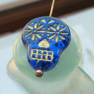 ZŁOTE KOBALTE CALAVERAS. 4 czeskie metalowe szklane koraliki w kształcie czaszki. 20 mm. Materiały do wyrobu biżuterii