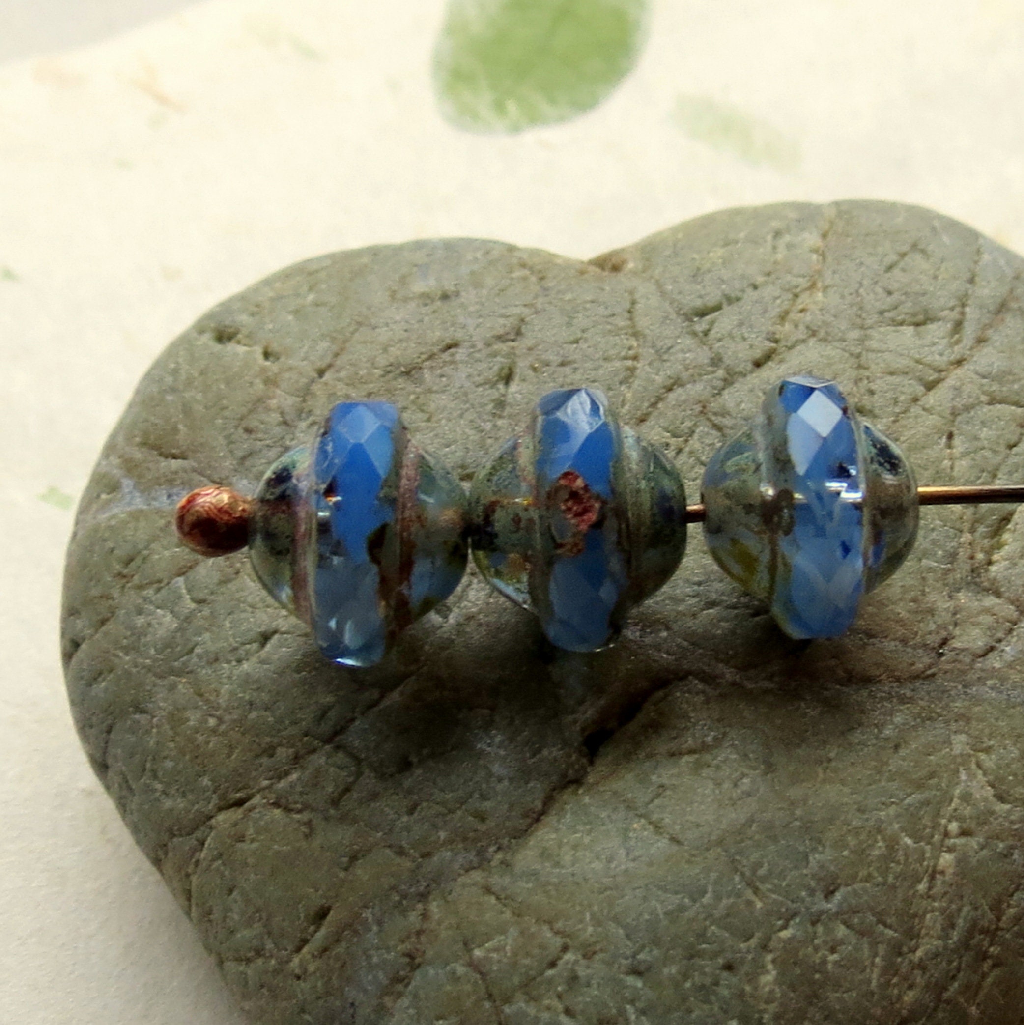 50 Perline Di Foglie Blu Miste Da 12 X 7 Mm, In Vetro Ceco Pressato Con Parte Superiore Forata - Foto 7