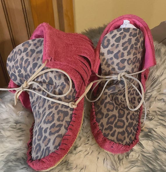 Women's Size 7 handmade Moccasins cheetah