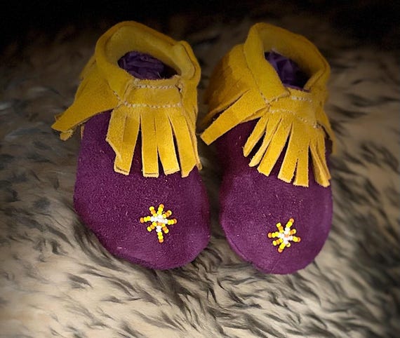 Soft Authentic Deer Hand Made and Beaded Soft  Baby Moccasins.  Beautiful little newborn soft baby moccasins. 0-3 months