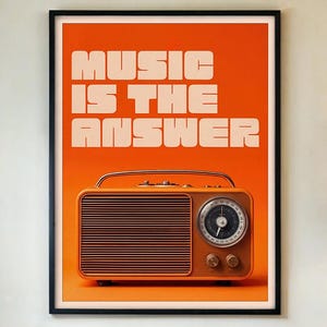 Music Is The Antwort Poster - Retro 70er UKW Radio Wandkunst, orange Typographie, Vintage Studio Dekoration, Musiker Geschenk GERAHMT / UNGERAHMT