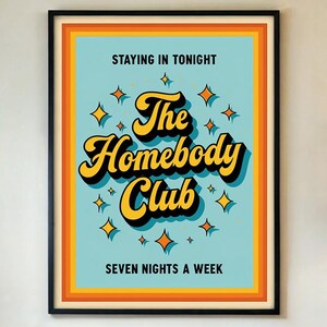 Könnte beinhalten: Ein gerahmter Druck mit einem Retro-Design, das den Text "The Homebody Club" in gelber Schrift auf blauem Hintergrund und orangefarbenen und gelben Streifen um den Rand zeigt. Der Text "Staying in tonight" und "Seven nights a week" ist ebenfalls im Design enthalten.