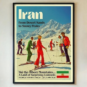 Könnte beinhalten: Gerahmtes Vintage-Reiseposter für den Iran, das Skifahrer auf einem schneebedeckten Berg mit dem Text "Iran From Desert Sands to Snowy Peaks" zeigt. Das Poster enthält den Text "Ski the Alborz Mountains... A Land of Surprising Contrasts."