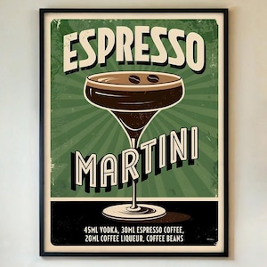 Może przedstawiać: Oprawiony plakat w stylu vintage przedstawiający Espresso Martini. Plakat ma zielone tło z brązową ilustracją kieliszka do martini. Tekst "ESPRESSO MARTINI" jest wyraźnie widoczny. Na dole plakatu wymieniono składniki: 45 ml wódki, 30 ml kawy espresso, 20 ml likieru kawowego i ziarna kawy.