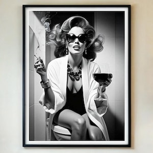 Poster retrò "Ragazza sul water" - Diva glamour che fuma sigaretta, beve vino, decorazione da parete per bagno in bianco e nero, divertente decorazione per il lavabo. CON/SENZA CORNICE