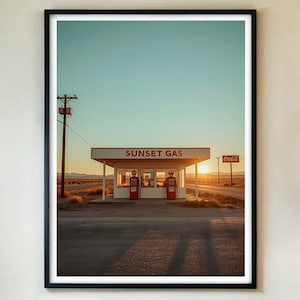 Può includere: Stampa incorniciata di un'autostazione vintage al tramonto. La stazione di servizio, con la scritta "Sunset Gas", ha due pompe di benzina rosse. Il cielo è una sfumatura di blu e arancione. Un cartello Coca-Cola è visibile.