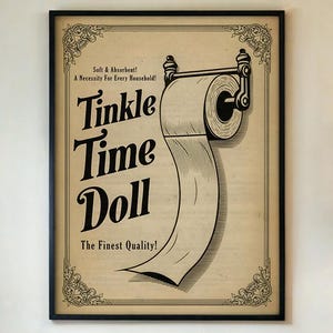 以下が含まれることがあります： 「Tinkle Time Doll」の文字が入ったトイレットペーパーのロールを描いた、額入りのヴィンテージスタイルのプリント。プリントはベージュの背景に黒い文字と装飾的なボーダーが施されています。テキストは「柔らかく吸収性があります！すべての家庭の必需品！最高の品質！」と書かれています。