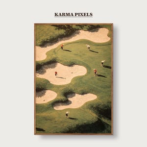 Puede incluir: Una impresión enmarcada de un campo de golf con trampas de arena y golfistas. La imagen tiene una paleta de colores cálidos con hierba verde, arena beige y un marco de madera. El texto "KARMA PIXELS" está en la parte superior.