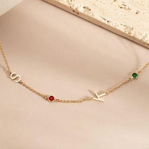 Collar con inicial y piedra de nacimiento de lado, collar con piedra de nacimiento personalizado, collar con piedra de nacimiento de oro de 18 quilates, regalo personalizado para mamá primeriza y abuela.