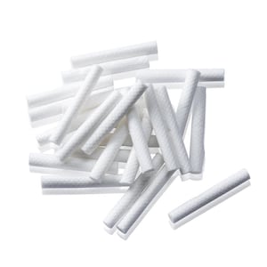 Puede incluir: Un montón de bastoncillos de algodón blancos, también conocidos como aplicadores de algodón, están dispuestos en un patrón aleatorio. Los bastoncillos son de forma cilíndrica y tienen una superficie texturizada.