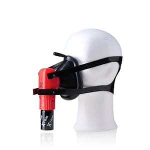 Puede incluir: Una mascarilla facial negra y roja con una correa negra, sujeta a una cabeza de maniquí blanca. La mascarilla tiene un componente rojo con el texto "XTRM" impreso en un cilindro negro. La mascarilla está diseñada para cubrir la nariz y la boca.