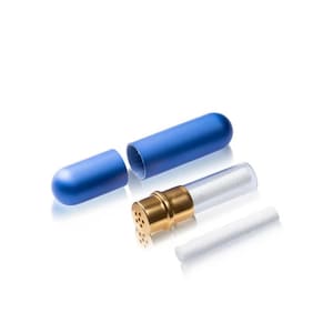 Könnte beinhalten: Ein blauer Metallbehälter mit einem durchsichtigen Glasrohr und einer goldenen Metallkappe. Das Rohr enthält einen weißen Baumwollfilter. Der Behälter ist offen und das Rohr ist teilweise eingesetzt.