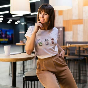 Camiseta de panda kawaii con diseño de té Boba, linda camiseta para amantes de los animales, camiseta con gráficos de dibujos animados, top con gráficos kawaii, ropa para amantes de la comida