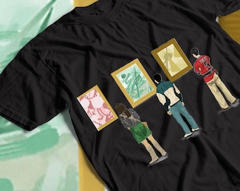 Könnte beinhalten: Schwarzes T-Shirt mit einem Motiv von vier Personen, die sich Gemälde in einem Museum ansehen. Die Gemälde sind in goldenen Rahmen und zeigen abstrakte Designs. Die Personen tragen Freizeitkleidung.