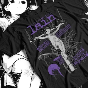 Może przedstawiać: Czarny t-shirt z grafiką z Serial Experiments Lain. Wzór zawiera ilustrację postaci, fioletowy tekst "we are all connected", "I am falling, I am fading, I am drowning" oraz "FATAL ERROR", a także kod binarny.