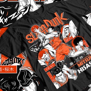 Puede incluir: Camiseta negra con un estampado gráfico de personajes del anime "Slam Dunk". El gráfico incluye el texto "Slam Dunk" en letras grandes y en negrita, e imágenes de jugadores de baloncesto en acción. El texto "直・桜木", "剛憲・赤木", "花道・桜木", "リョータ・宮", "寿・三井", "MITSU" y "HISAS" también está incluido en el gráfico.