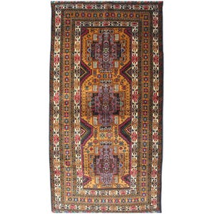 Puede incluir: Una alfombra tradicional con un patrón geométrico en tonos de rojo, naranja, amarillo, azul y blanco. La alfombra tiene un medallón central y un borde con detalles intrincados.