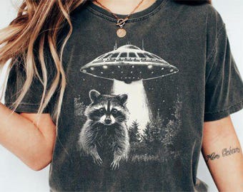 Design per maglietta UFO con procione spaziale: PNG divertente e sarcastico (download digitale)