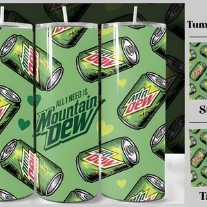 Puede incluir: Un envoltorio de vaso de 20 oz con un patr&oacute;n repetido de latas verdes de Mountain Dew sobre un fondo verde claro. Tambi&eacute;n se muestra la frase "ALL I NEED IS Mountain Dew". El dise&ntilde;o incluye corazones.