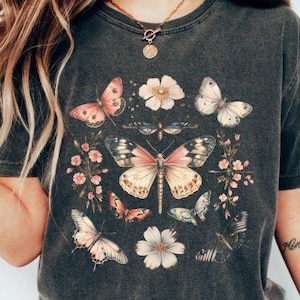 Design de camiseta Boho Cottagecore, arquivo PNG de borboleta monarca vintage, design de flores silvestres, modelo para camiseta, caneca e placa