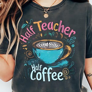 Halber Lehrer, halber Kaffee PNG - Retro Erzieher Design - Digital Download - 300 DPI transparenter Hintergrund
