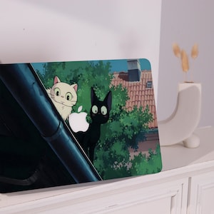 Könnte beinhalten: Laptop-Skin mit einer Cartoon-Illustration von zwei Katzen, eine weiß und eine schwarz, mit einem Apple-Logo. Der Hintergrund zeigt eine Dachszene mit grünem Laub und blauem Himmel.