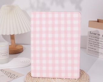 Può includere: Una copertina per quaderno a quadri rosa e bianchi. La copertina è realizzata in un materiale morbido e resistente, ideale per proteggere il tuo quaderno.