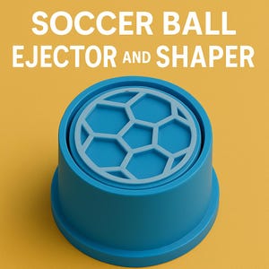 Puede incluir: Un eyector y moldeador de balón de fútbol azul con un diseño de balón de fútbol blanco en la parte superior. El texto "SOCCER BALL EJECTOR AND SHAPER" se muestra en letras blancas encima del producto. El producto está sobre un fondo amarillo.