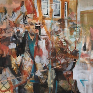 Puede incluir: Una pintura abstracta con dos figuras en primer plano. Las figuras están parcialmente oscurecidas por capas de pintura y parecen estar interactuando. El fondo es una mezcla de colores cálidos y fríos, con una ventana visible en la esquina superior derecha.