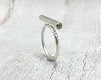 Doppelter Peridot Ring, moderner Ring, handgefertigt, für Mädchen, Geschenk für Tochter, zeitgenössischer Ring, Abschlussgeschenk, kleines Geschenk für Frauen, Mutter