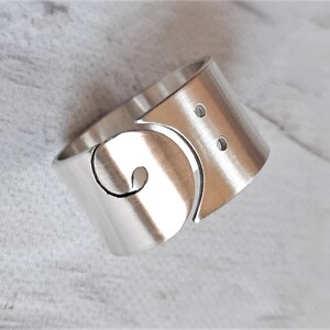 Bassleutelring, zilveren brede band, cadeau voor muziekliefhebber, muzikantenring, cadeau voor muzikanten, blaassleutelsieraden, basgitaar, muzieksieraden
