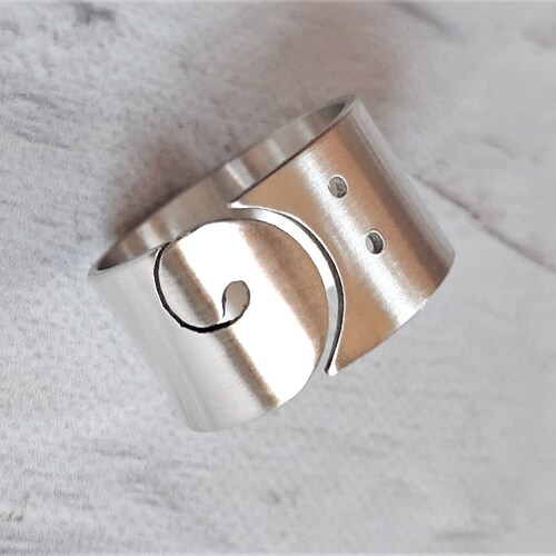Bague clé de fa, large anneau argenté, cadeau pour mélomane, bague de musiciens, cadeau pour musiciens, bijoux clé de fa, guitare basse, bijoux musicaux