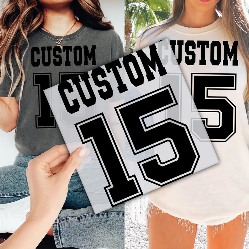 Peut inclure: Deux t-shirts, un gris et un cr&egrave;me, chacun avec le mot "CUSTOM" au-dessus du num&eacute;ro "15" et "5" dans une police noire et audacieuse de style universitaire. Les chemises sont pr&eacute;sent&eacute;es dans un cadre de vie.