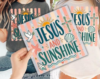 Puede incluir: Un diseño gráfico para camiseta con el texto JESUS AND SUNSHINE en verde azulado oscuro y naranja, rodeado por un sol amarillo, una paloma blanca, una estrella de mar rosa, una concha y una cruz verde con un corazón sobre rayas verticales color melocotón.