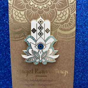Bellissimo fiore di loto con mano di Hamsa e spilla smaltata con occhio maligno