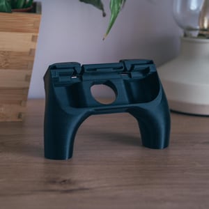 K&ouml;nnte beinhalten: Eine wei&szlig;e Keramik-Tasse mit schwarzem Henkel und dem Text "But First, Coffee" in schwarzer, fetter Schrift. Die Tasse steht auf einer Holzoberfl&auml;che.