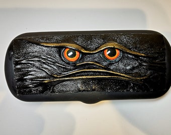Étui rigide en cuir noir pour lunettes de soleil et lunettes de soleil pour personnes âgées. Étui en cuir avec une tête de monstre.