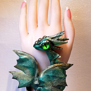 Bracelet manchette dragon fantaisie, bracelet dragon en cuir réglable vert, bracelet en cuir cosplay homme femme, oeil de dragon