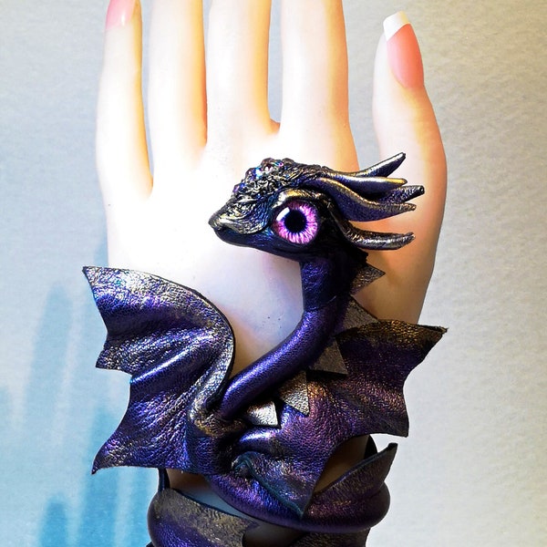 Ręcznie robiona skórzana bransoletka. Bransoletka mankietowa z motywem fantasy dragon, fioletowe, regulowane kajdanki, damska męska opaska cosplay. Sztuka do noszenia.