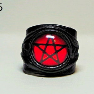 Op de afbeelding: Zwarte leren ring met een rood pentagram-ontwerp. De ring is verstelbaar en heeft een gevlochten leren band.