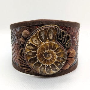 Bracelet manchette réglable en peau de serpent véritable marron avec fossile d'ammonite. Bracelet de déclaration en cuir fait à la main, bracelet en cuir exotique