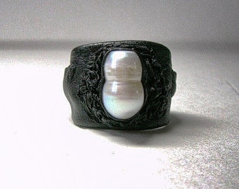 Adjustable Black leather  ring with natural pearl. Statement leather ring.
