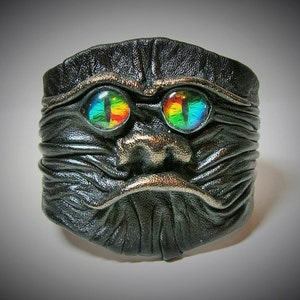 Ojo maligno, ojo de serpiente, ojo de dragón ajustable brazalete de cuero negro. Larp. Puño de piel esculpida. Pulsera Monster face